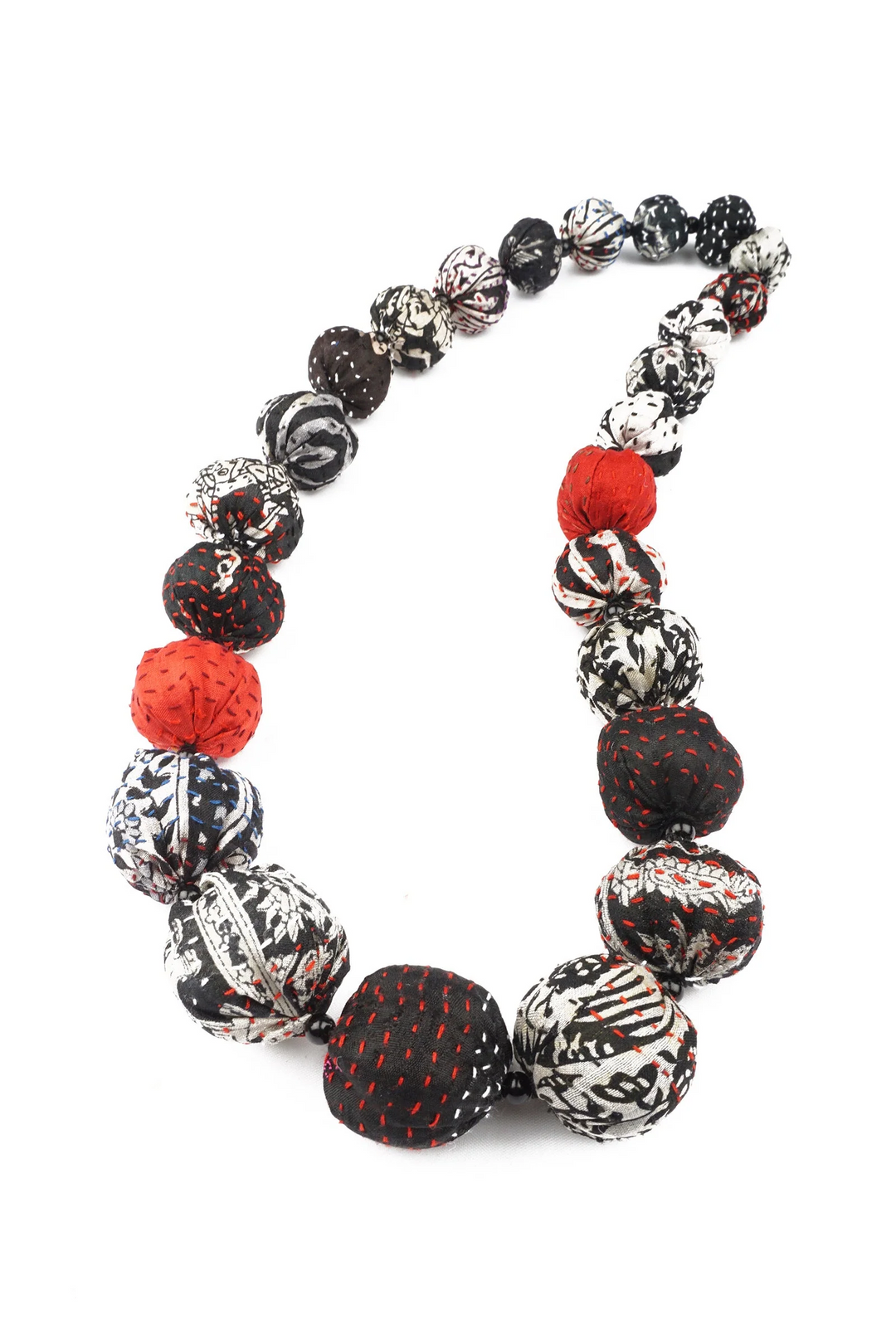 MONOTONE PRINT AND RED KANTHA NUTS MEDIUM NECKLACE - mr2701-red -