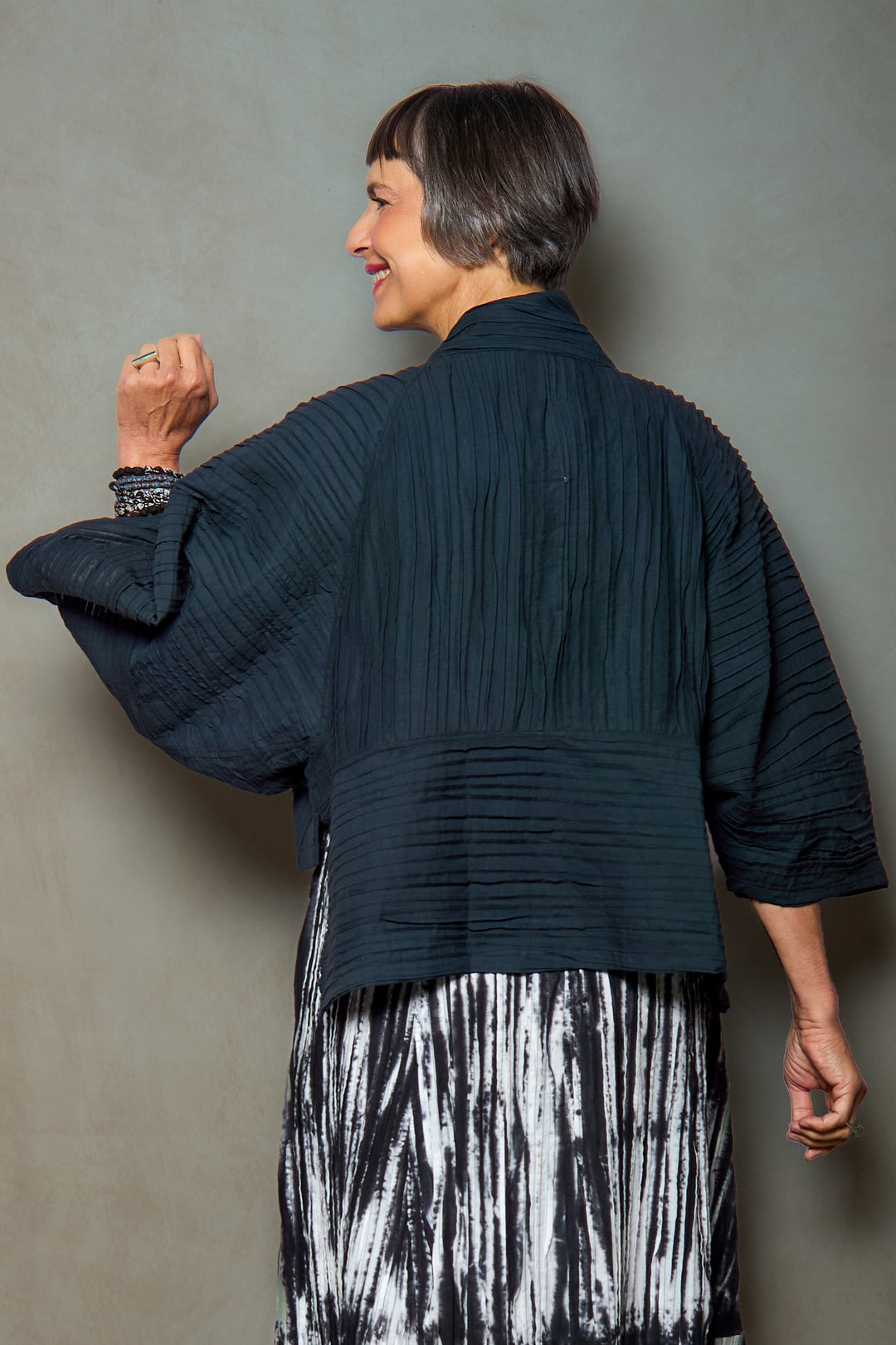 RIPPLE TUCK SOLID LANTERN SLV. SHRUG - trs1j103-blk -