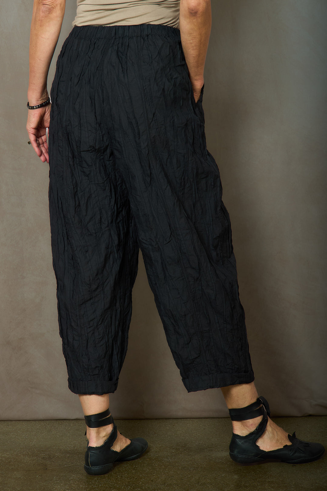 POLISHED COTTON RANDOM TUCK VOILE BARREL PANTS - rc1641-blk -