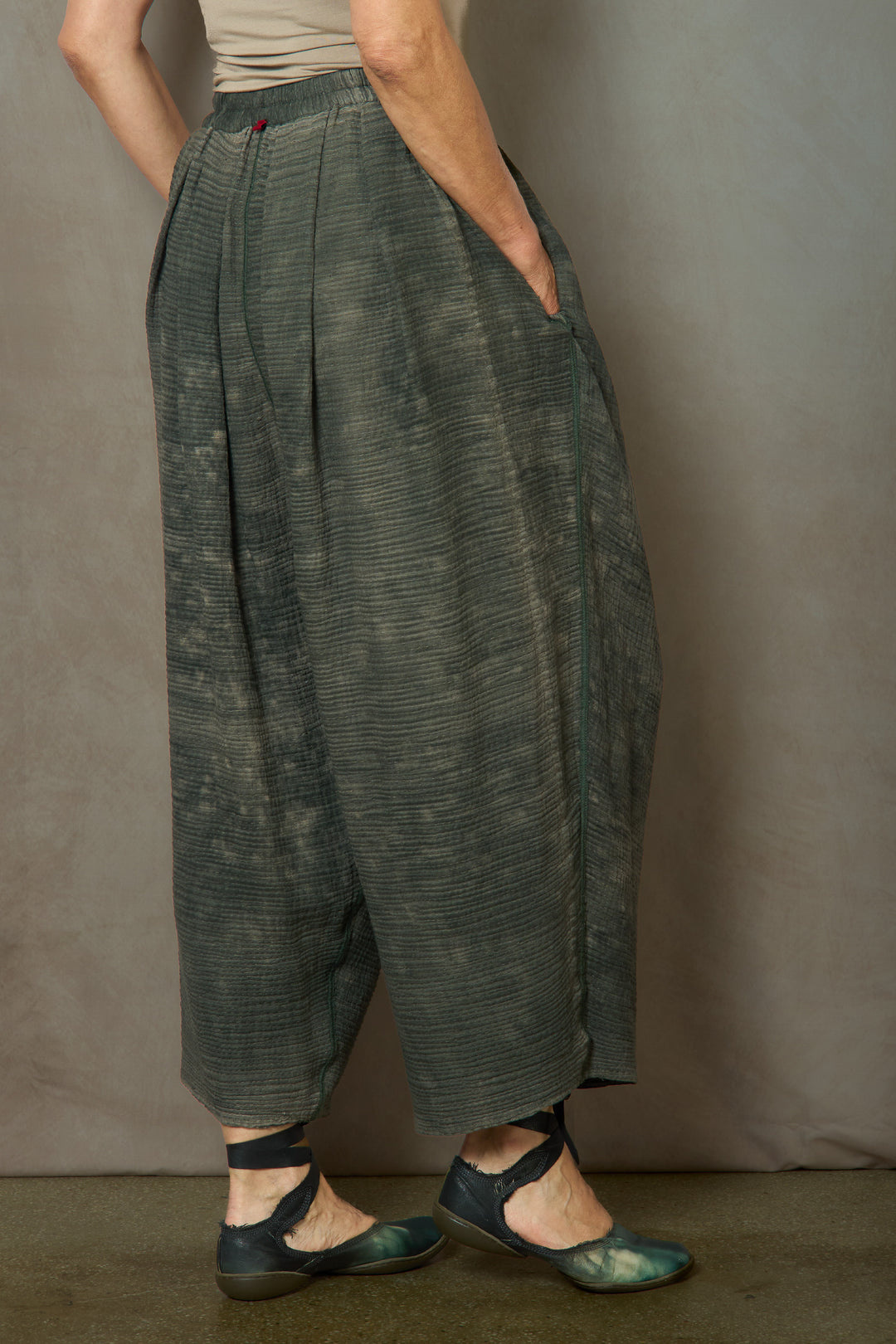 SAND SUN DYE RIPPLE KANTHA TUCKED GATHER PANTS - rs2677-grn -