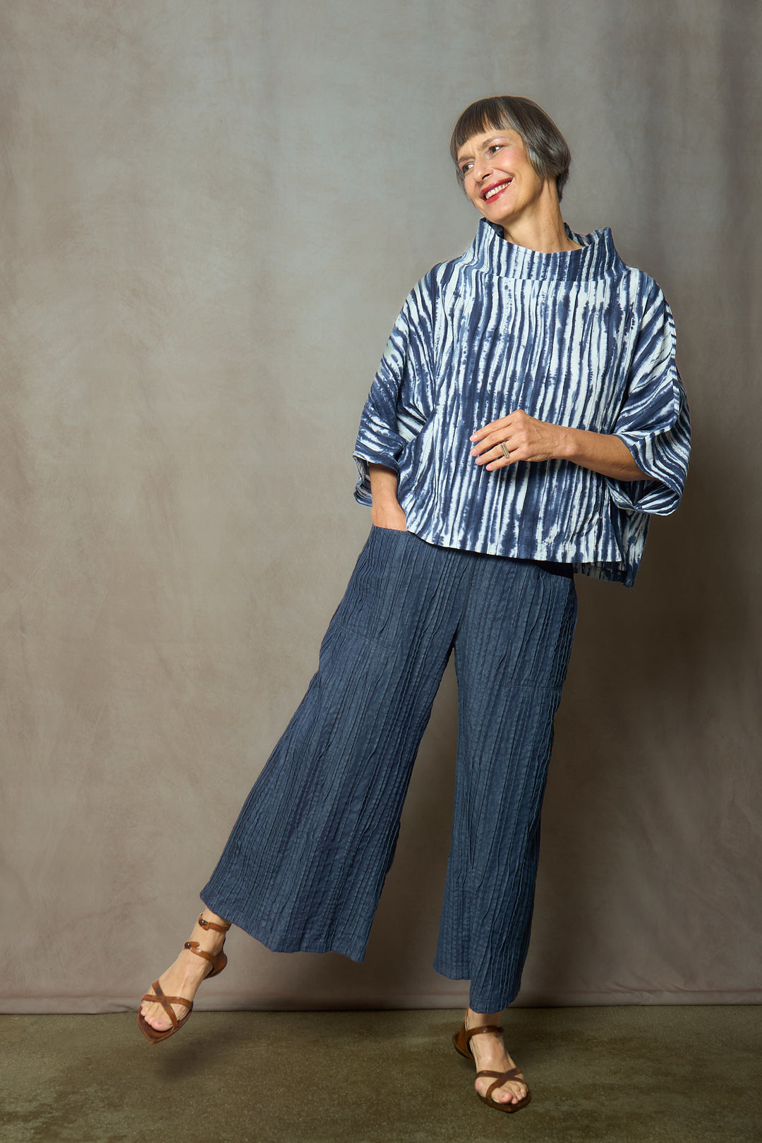 CAMBRIC TIE DYE RIPPLE TUCK FUNNEL NECK TOP - tr1t102-nvy -