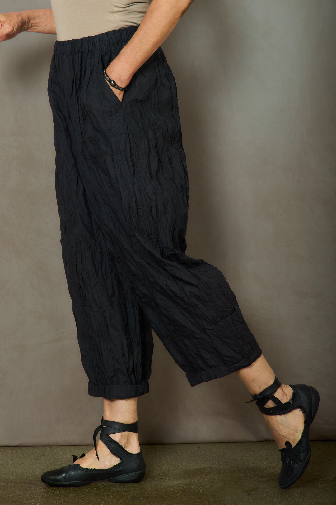 POLISHED COTTON RANDOM TUCK VOILE BARREL PANTS - rc1641-blk -