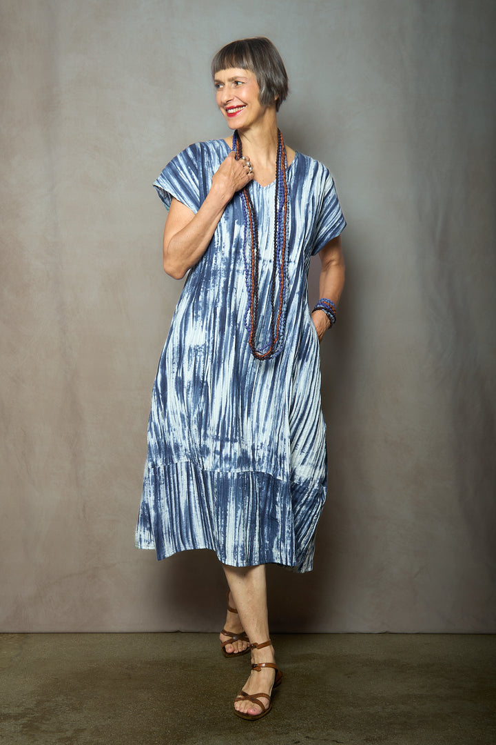CAMBRIC TIE DYE RIPPLE TUCK V-NECK SHAPED MIDI DRESS - tr1465-nvy -