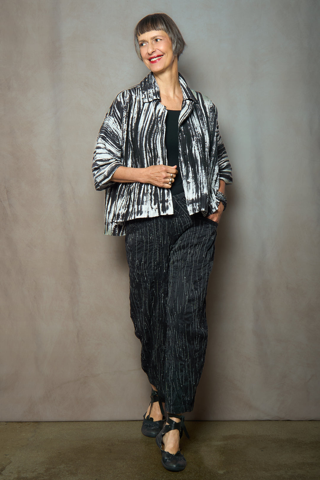 CAMBRIC TIE DYE RIPPLE TUCK HALF SLV. CROPPED JACKET - tr1j104-blk -